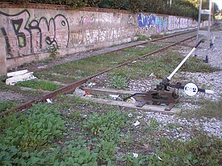 Español: Calce descarrilador en la estación de Mollet Santa Rosa (Mollet del Vallès, comarca del Vallès Oriental, provincia de Barcelona, Catalunya). Català: Falca descarriladora a l'estació de Mollet - Santa Rosa (Mollet del Vallès, Vallès Oriental, província de Barcelona, Catalunya).