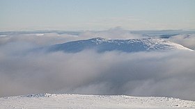 Kilátás a hófödte Càrn Deargra az északnyugati Beinn a 'Chlachair épületéből.