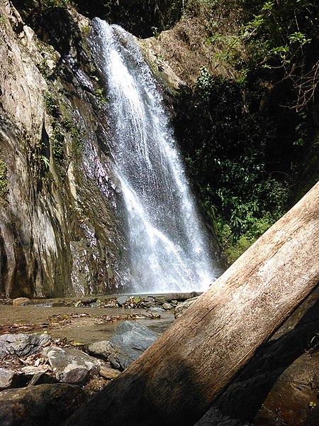 File:Cascadas en las montañas.jpg