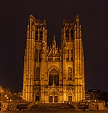 Vista nocturna de la catedral.