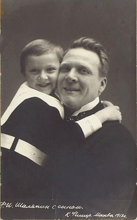 Chaliapin F. (Шаляпин Ф. И.) 1912 with his son Boris.jpg