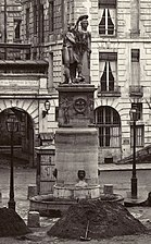 Fontaine Desaix (1802), Paris, place Dauphine, détail d'une photographie de Charles Marville (1865).