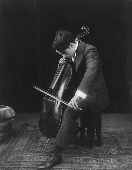 Tập_tin:Charlie_Chaplin_playing_the_cello_1915.jpg