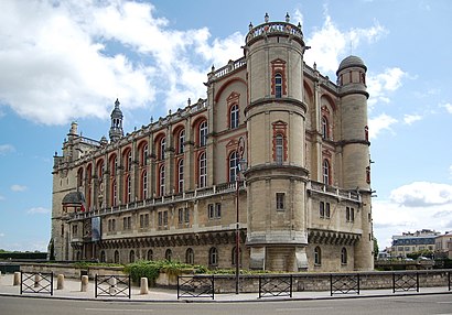 How to get to Musée d'Archéologie Nationale with public transit - About the place