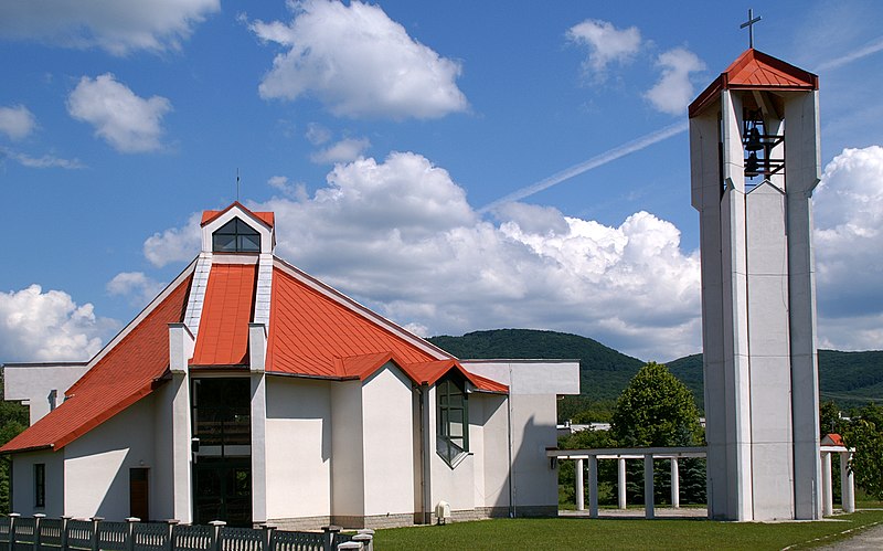 File:Chlmec (Humenné), kostel.jpg