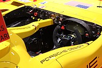 Cockpit de um Porsche RS Spyder.