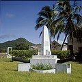 Collectie Nationaal Museum van Wereldculturen TM-20030091 Monument ter herinnering van het verblijf van admiraal de Ruyter op de binnenplaats van Fort Oranje Sint Eustatius Boy Lawson (Fotograaf).jpg
