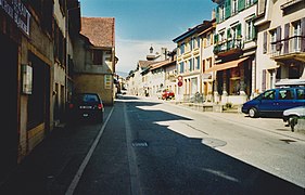 Foto a colori di una strada con case