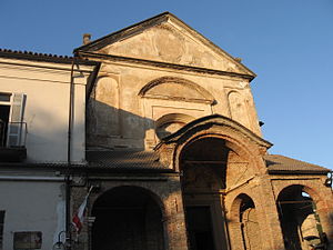 La facciata (sec. XVIII) del Convento. Sul timpano restano tracce d'affreschi, tra cui San Francesco che riceve le stimmate.