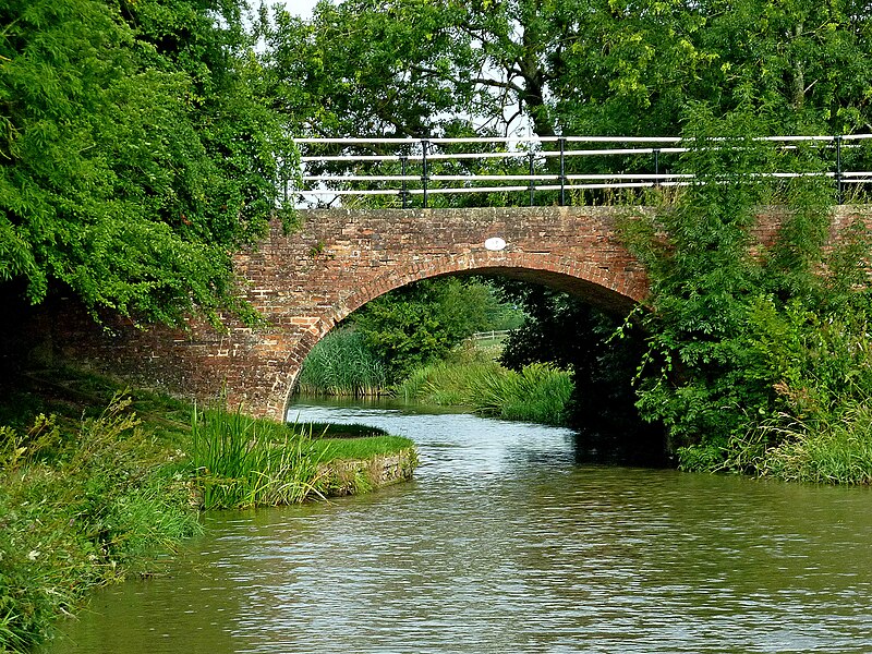 File:Crick Lodge Bridge north-east of Crick in Northamptonshire - geograph.org.uk - 5869559.jpg