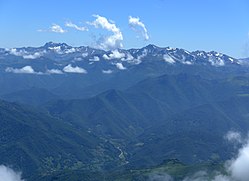 Curavacas a la izquierda y Peña Prieta a la derecha. Abajo, el valle de Liébana. Fotografía tomada desde el macizo oriental de los Picos de Europa