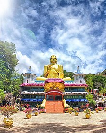 Goldener Buddha am Eingang des Goldenen Tempels von Dambulla