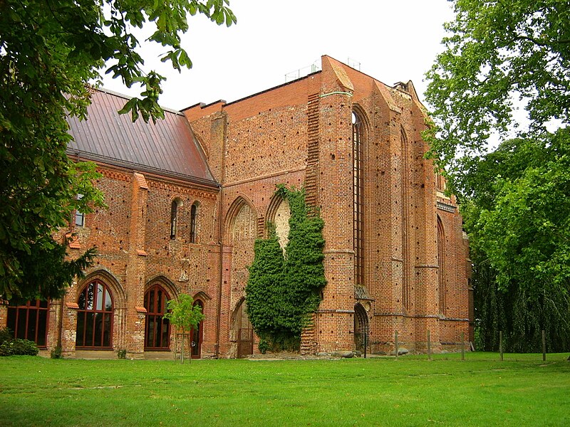 File:Dargun-Kloster-und-Schloss-Aussenansicht-22-08-2008-018.jpg