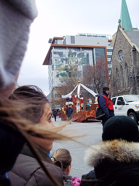 File:Defile du Pere Noel Montreal 2011 - 031.jpg