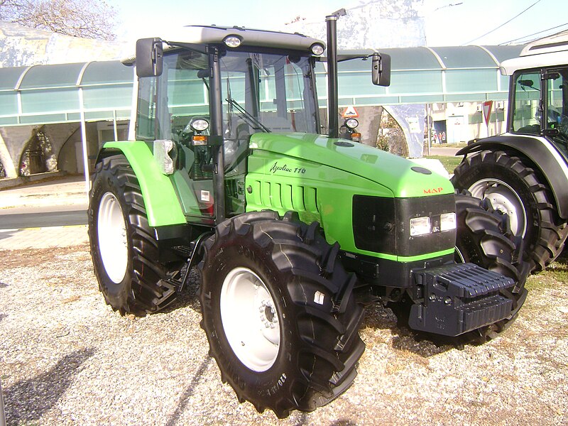 Deutz-Fahr 800px-Deutz-Fahr_Agrotrac_110_Tractor_at_IndAgra_Farm_Romexpo_2010