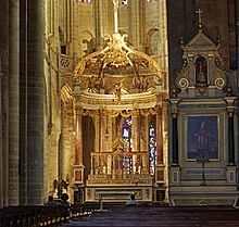 Fotografia mostrando um altar-mor encimado por uma copa dourada