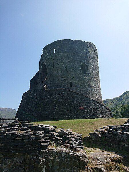File:Dolbadarn Castle 4.jpg