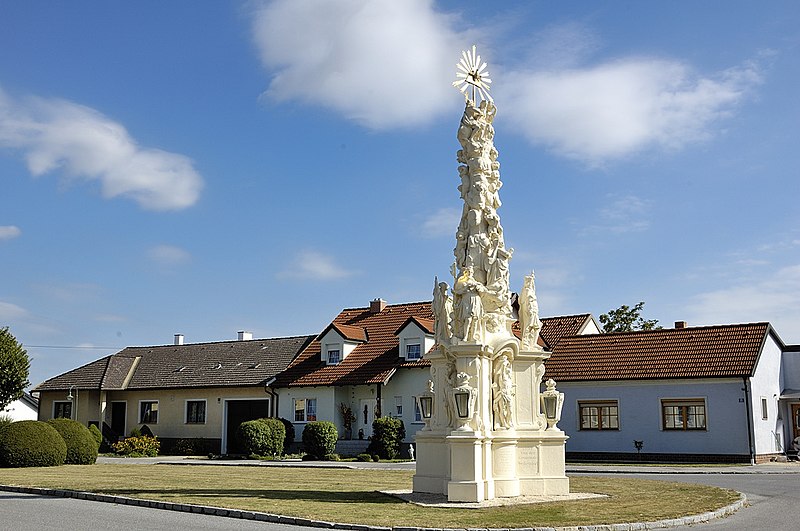 File:Dreifaltigkeitssäule Weikendorf.jpg