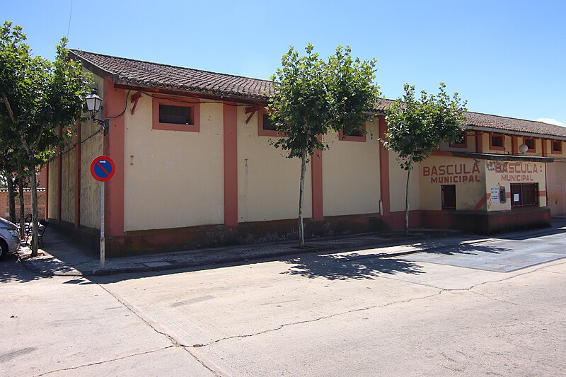 File:Edifico del antiguo granero, Calera y Chozas.jpg