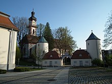 Файл:Ensemble_Wehrtürme_Schloß_Großlaupheim_St_Peter_und_Paul_Laupheim.JPG