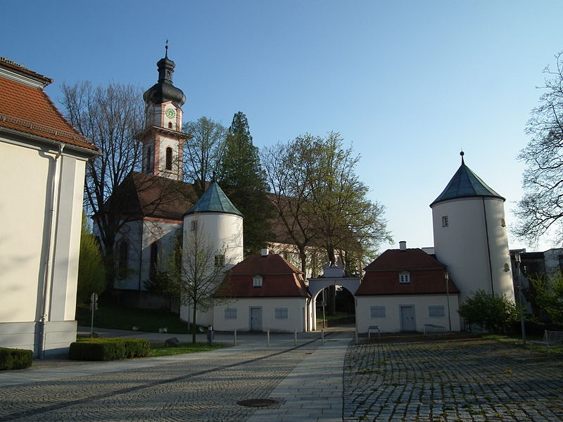 File:Ensemble Wehrtürme Schloß Großlaupheim St Peter und Paul Laupheim.JPG