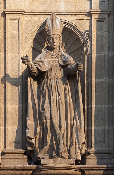 File:Estatua no frontal do Mosteiro de San Salvador de Celanova - Galiza.jpg