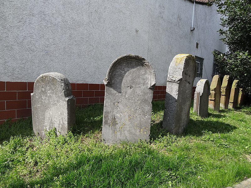 File:Evangelische Kirche Holzheim Grabmahle 02.JPG