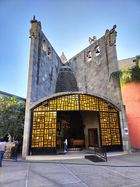 File:Exterior de la Capilla del pocito de la Virgen de San Juan de los Lagos.jpg