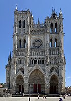 S. 33 - Amiens, Kathedrale Notre-Dame, Westansicht, nach 1236 begonnen, bis zum Rosengeschoss 1243 vollendet (Einführungsbild zu „A. Frankreich“)