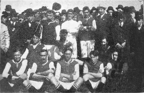 Ferro Carril Oeste in 1907, wearing the maroon and light blue jersey based on English club Aston Villa.