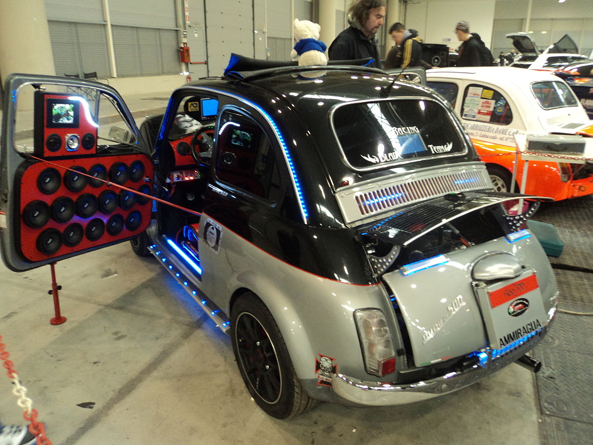 https://upload.wikimedia.org/wikipedia/commons/thumb/1/1c/Fiat_500%40Rome_Tuning_Show_%282%29.JPG/1200px-Fiat_500%40Rome_Tuning_Show_%282%29.JPG