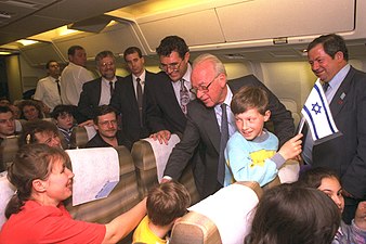 רה"מ רבין לוחץ ידיים עם עולים חדשים מאוקראינה בטיסה בה הגיעו מאוקראינה לישראל, 1994.