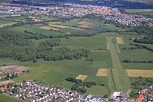 Luftaufnahme mit Blick auf das Flugplatzgelände und im Hintergrund Seligenstadt