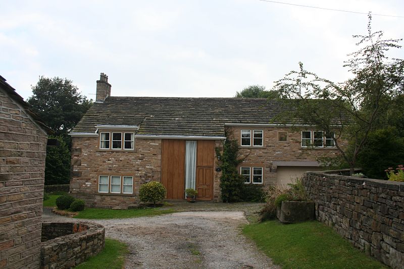 File:Former barn to Number 44 (Ladyshawe House).JPG