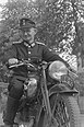 バイクに乗る警察官。(1948年)