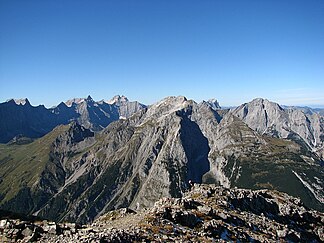 De Gamsjoch-groep van de Sonnjoch-westflank, links de Laliderer Wand met Kaltwasserkarspitze en Birkkarspitze, rechts achter de Falkengruppe