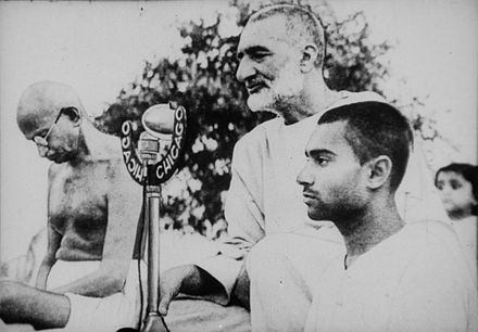 Khan at prayer with Mahatma Gandhi (c. 1940s)