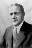 George H. Moses (derecha)