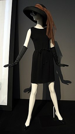 Givency, vestito corto e cappello, indossato da audrey hepburn in colazone da tiffany, 1961