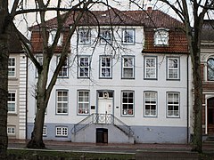 This is a photograph of an architectural monument. Zweigeschossiges Traufenhaus 53°47′21″N 9°25′14″E﻿ / ﻿Am Fleth 34﻿ / 53.78920; 9.42065 Baujahr:   Foto: 2023  