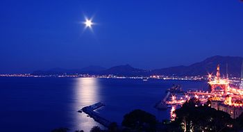 Panoramica notturna del porto e del golfo di Palermo