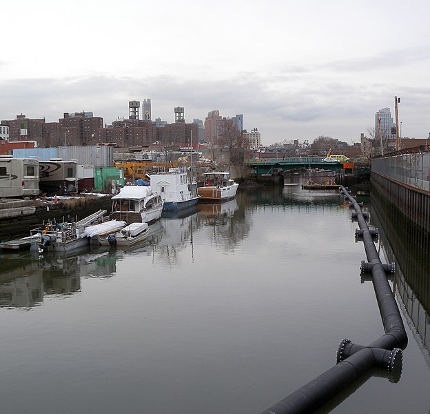File:Gowanus Canal boats jeh.JPG