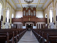 Vue intérieure de la nef vers la tribune d'orgue