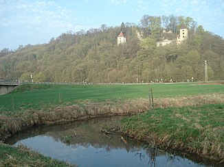 Die Hürbe wenige Schritte vor der Lonemündung. Blick bachaufwärts nach Westen auf die Ruine Kaltenburg.