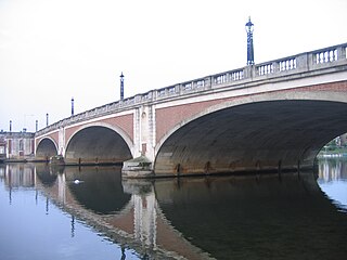 <span class="mw-page-title-main">Hampton Court Bridge</span> Bridge over the Thames linking London with Surrey, England