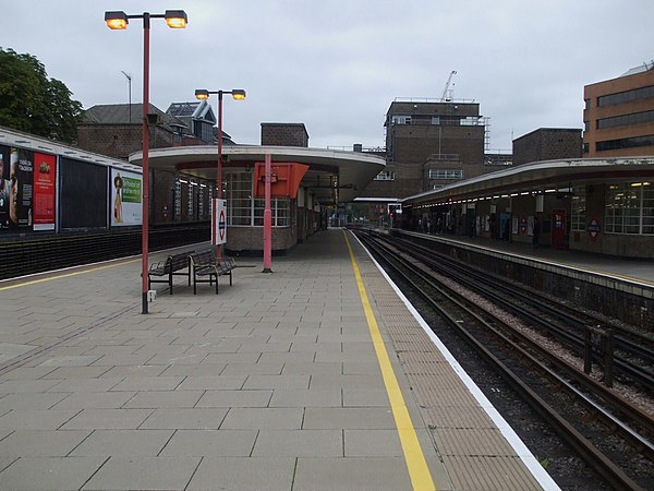Southbound Chiltern Railways Platform 2 looking north. Note end of fourth rail on the platform's southern end.