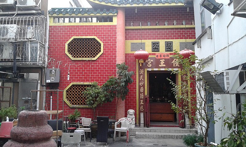 File:Hau Wong Temple, Tai Wai Village 01.jpg