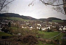 Ortsansicht von Süden mit Pfarrkirche und dem Bollerberg links im Hintergrund