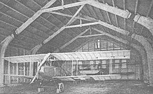 Flugzeug in einem Holzhangar, ca. 1918
