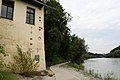 Hochwassermarkierungen an einem Haus an der Salzach in Burghausen